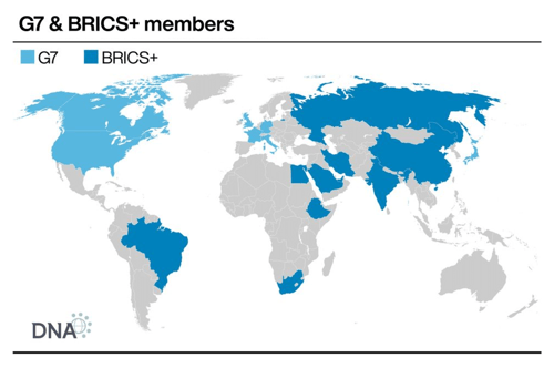 Mappa mondiale che mostra i paesi membri del G7 in azzurro chiaro e i membri del BRICS+ in blu